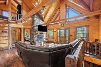 Charming 5-bedroom Cabin with Movie Theater, Hot Tub, and WiFi - Hot Tub
