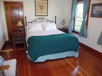 Cozy Farmhouse Retreat, Climb lighthouse, Acres to explore, Dogs ok, Amenities!
