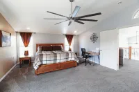Luxury 6-bedroom home with View, Arcade Table, Fire table, Jet tubs, Deck, Wi-Fi