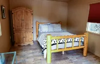 Cozy Cabin with wrap around porch. Walking distance to Chalet View Lodge.