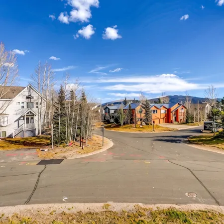 Beautiful condo next to trails, lake, skiing, shops and restaurants! Hot tub!