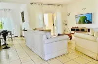 Belle Villa sécurisée Avec Piscine et Jardin Verdoyant