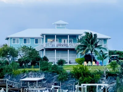 ShuggaBreeze on Great Guana Cay. Expansive home with Private Pier and Beach. のホテル