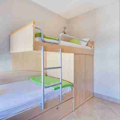 Fabulous Kosher Apartment 3 BR + Den in Amazing Central Location!! Rooms