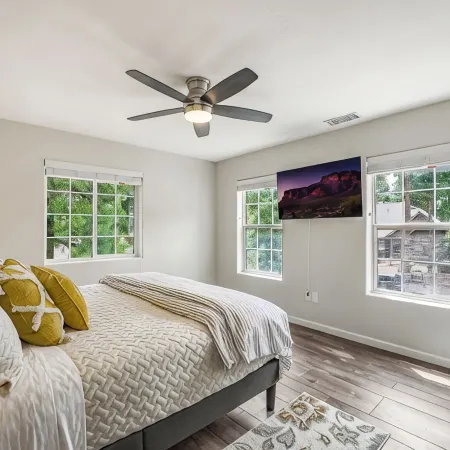 Modern Beauty, Gorgeous Forest View, Hot Tub, A/C, Game Room, Close to Downtown!