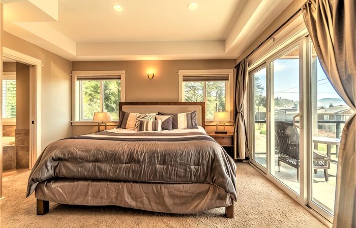 Elevator, Master Suites, Jacuzzi's -  steps to the Beach!