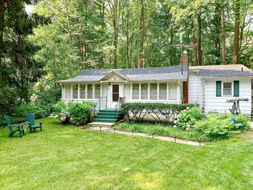 Cozy Lakeside Cottage.... with access to a private beach!