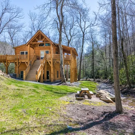 LOG HOME - NEXT TO CREEK / FIREPLACE / HOT TUB / HIKING TRAILS / PET FRIENDLY