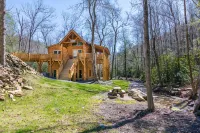 LOG HOME - NEXT TO CREEK / FIREPLACE / HOT TUB / HIKING TRAILS / PET FRIENDLY