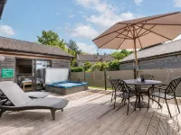 Honeysuckle lodge - sleeps 4/5 with wood burner and private hot tub Cheddar otelleri