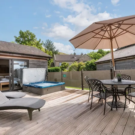 Honeysuckle lodge - sleeps 4/5 with wood burner and private hot tub