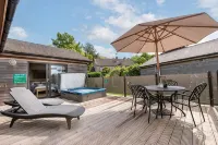 Honeysuckle lodge - sleeps 4/5 with wood burner and private hot tub