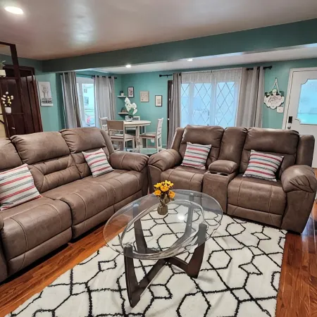 Cute n spacious Westbrook home very close to Buffalo Int Airport and everywhere!