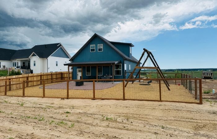 The Family Roost - warm, stylish new Barndo rolling hills & Rocky Mountain Views