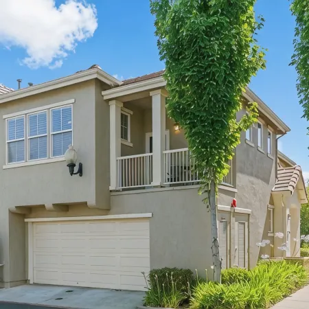 Modern Townhouse near a golf course, Folsom Lake, and hiking trails