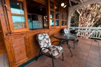 Secluded Hillside Cottage with Bay & Rainforest Views, Just 5 Mins to the Beach - Homestays
