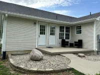 Beautifully remodeled duplex near the ARK encounter. This listing is for 1 side. Hotele w: Pendleton County