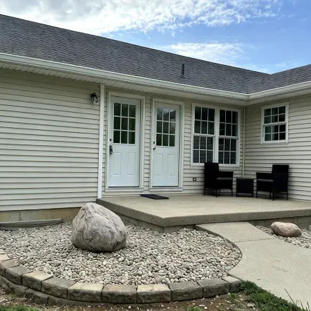 Beautifully remodeled duplex near the ARK encounter. This listing is for 1 side.
