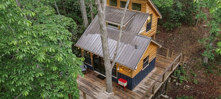 Secret Stash: Secluded Treehouse Overlooking Creek Hoteles en Condado de Lumpkin