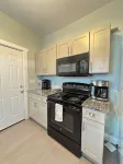 Steps Away Downtown Douthit Greenville Getaway! - Bungalows