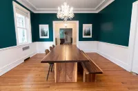 Entire Historic Home with 3620Sqft Perfect for Families - Homestays