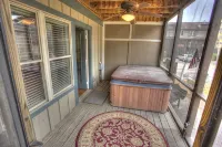 Downtown Condo - Only Condo Facing Main Street - 4 星級
