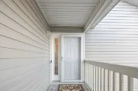The Gray Retreat - Luxury Condo - balcony