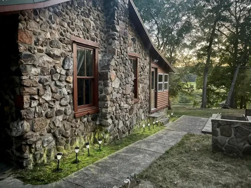 Private River Frontage!!!  Beautiful Cabin with Amazing views!  Available now!! - Hytter
