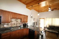 Athens City 2 bedroom, 1 bath, in town, walk to restaurants, FREE WiFi, Parking