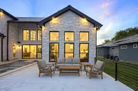 LBJ Retreat - Luxurious Lake LBJ Waterfront - German Farmhouse Getaway - Swimmingpools