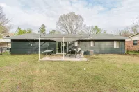 Cheerful 3 BR 1.5 BA Home in Great Neighborhood! Recently Renovated! - Wifi