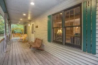 All-Seasons Woodland Escape: Fire Pit, Deck, Grill - Chalets