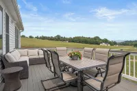 NEW Luxury Cottage with Mountain Views - 4-Star