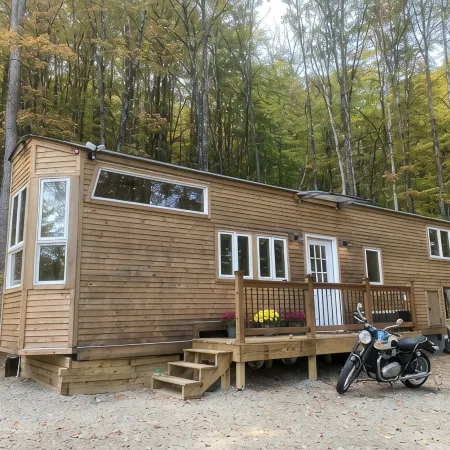 Custom-built Tiny House on forested lot near Quechee
