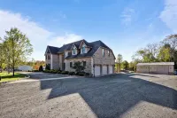 Elegant Home w/7BRs, Game Room, Luxury Yard, Pool