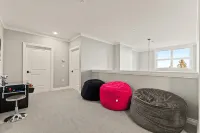 New Renovated 3BR/4BTH Condo Sleeps 10 Gym Heated Pool Walk to Stratton Mtn