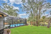 Beautiful Lake getaway with pool, upgraded, pet friendly with lots of extras!!