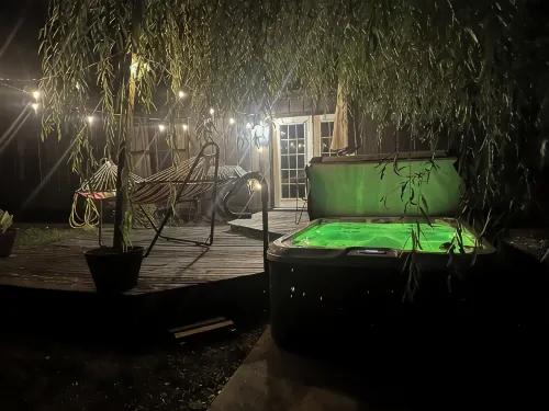 Fishers Getaway • Hot Tub • Walk to Dining • Pets Welcome