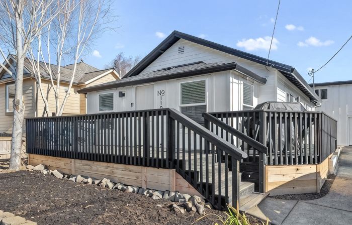Modern craftsman home close to all Garibaldi has to offer. Dog Friendly!