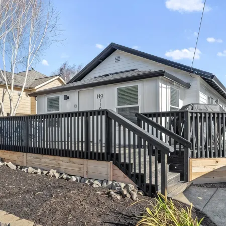 Modern craftsman home close to all Garibaldi has to offer. Dog Friendly!