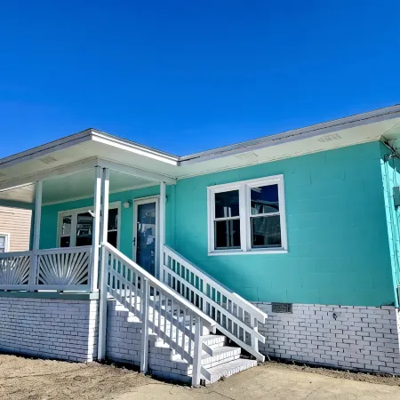 Classic Beach Bungalow in Excellent Location in Carolina Beach with AC, WiFi