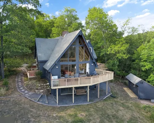 Cozy Chalet in Charming Front Royal with Stunning Views and Refinished Basement! Hoteles en Condado de Warren