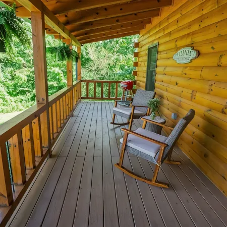 Cozy Cabin Minutes to Helen and best hiking trails in the area! Pet Friendly!