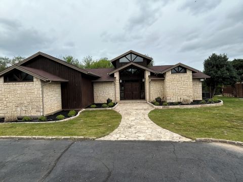 Charming 3-bedroom lake front house in fabulous Granbury with WiFi,  AC, Dock
