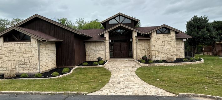 Charming 3-bedroom lake front house in fabulous Granbury with WiFi,  AC, Dock Hotels in Hood County