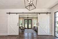 HGTV’s “BARNDOMINIUM” 16 Acres w/ Lake, Outdoor Kitchen, Decks & Playground - บังกะโล