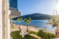 Beachfront Luxury Villa - balcony