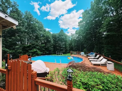 Pocono Escape with huge Pool HOT TUB,GAMEROOM,FIREPIT,near Camelback & Kalahari のホテル