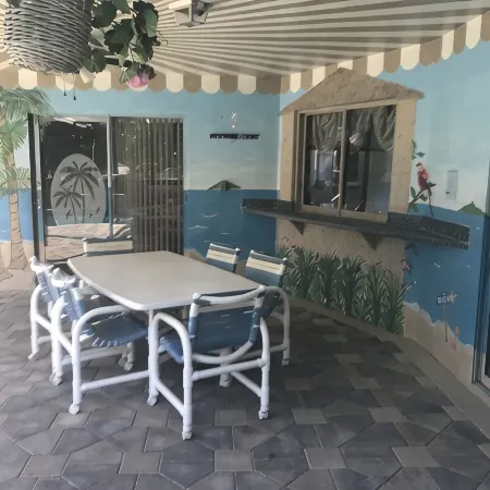 3 bedroom Pool home. Quiet Neighbourhood