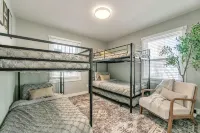 ~ the Urban Oasis ~ MSU~ Modern - Hot Tub